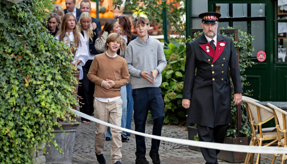 I pausen var det kongelige selskab på den italienske restaurant Mazoli, hvor der både var forfriskninger og søde slikkepinde, som både Isabella og Vincent nød på vej tilbage til Glassalen.