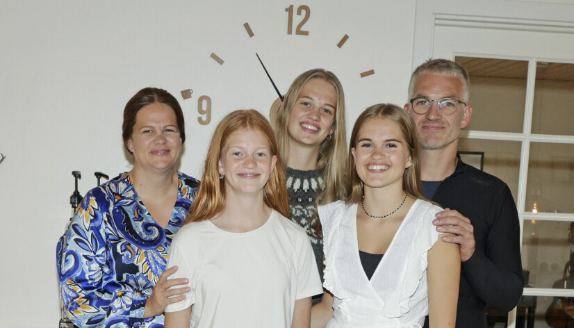 Karoline er et
rigtig familiemenneske. På
billedet ses
hun sammen
med sin mor,
Karina, lillesøster, Julie,
storesøster,
Maria, og far,
Steffan.