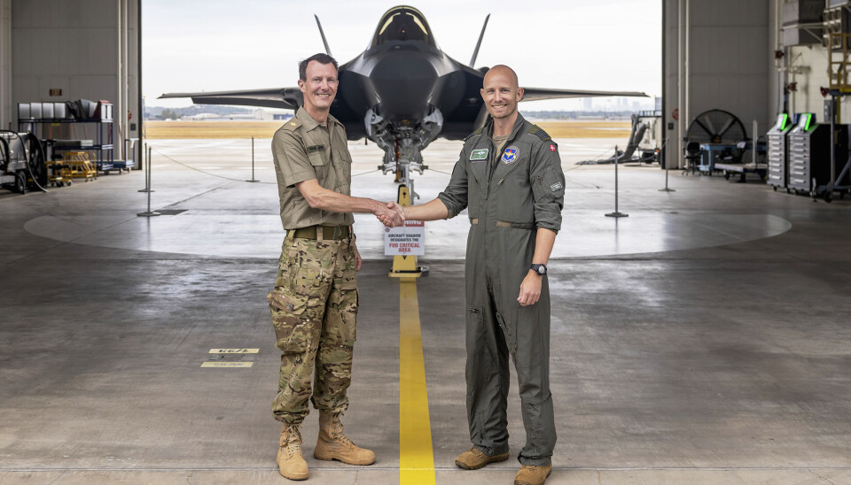 Joachim
tager
imod
det
første
kampfly
på Lockheed
Martins
fabrik
i Fort
Worth,
Texas.