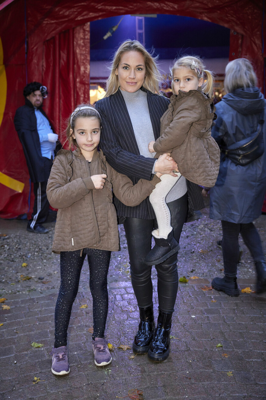 Amalie Szigethy til Cirkus Arenas Halloween show med døtrene Hannah og Josephine