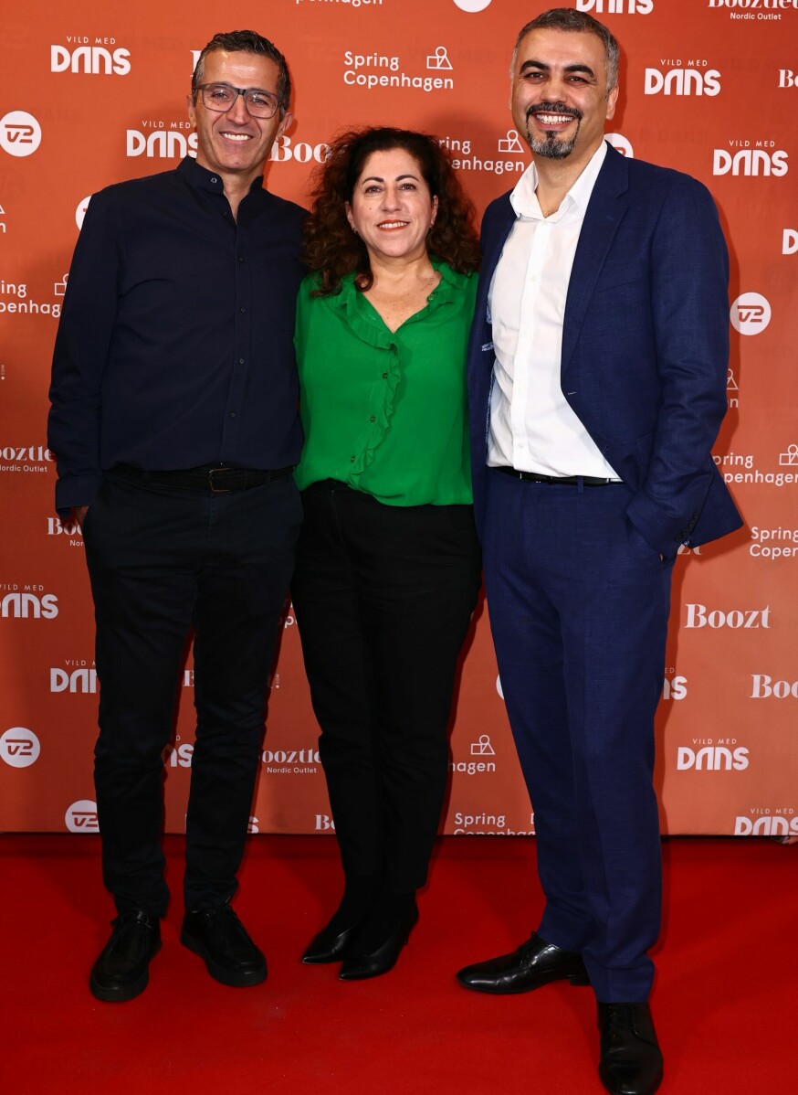 Özlem Cekics mand, Devrim, sammen med vennerne Emek Gürkan og Nilgün Suner.