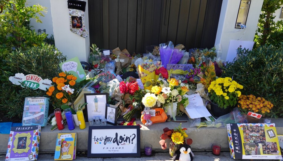 Blomster og hyldest strømmer ind til Matthew udenfor hans hjem i Los Angeles, hvor 'Venner'-stjernen døde for en uge siden.