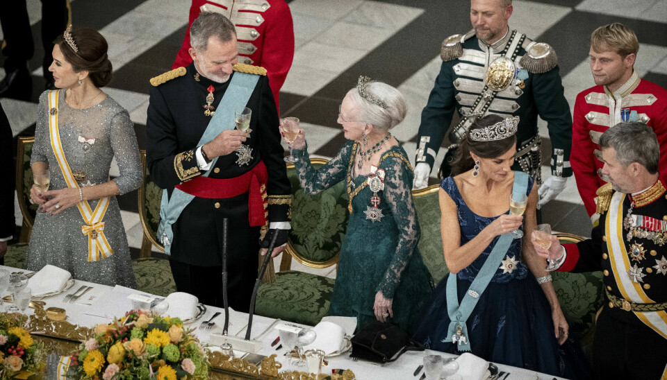 Kronprinsesse Mary, kong Felipe, dronning Margrethe, dronning Letizia og kronprins Frederik under gallataffel på Christiansborg slot.