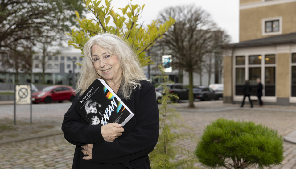 Lecia Jønsson med sin selvbiografi 'Det' En Hem'lighed'.