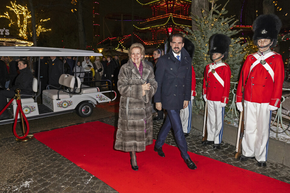 Dronning AnneMarie, 77, fulgtes til
premieren med
sin søn, prins
Philippos, 37.