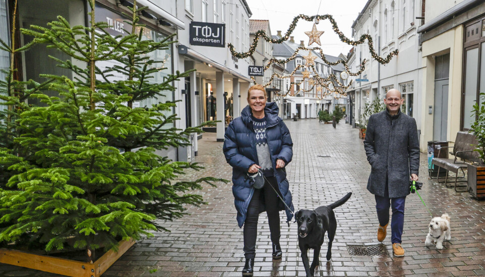Efter gløgg og æbleskiver luftede Inger Ludvig og Søren Maggie i Viborgs gader, som var
ved at blive pyntet op til jul.