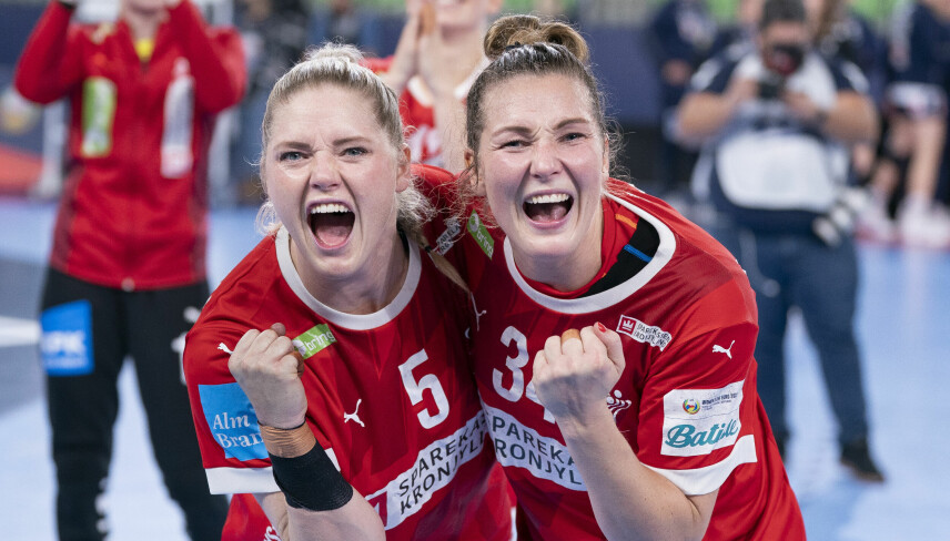 Sarah Iversen og Rikke Iversen efter EM kvindehåndboldkampen i mellemrunden mellem Danmark - Norge i Ljubljana i Slovenien.