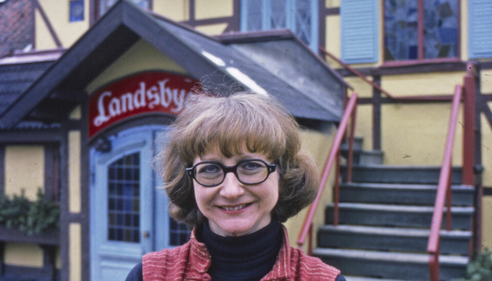 Jytte
Abildstrøm,
her i
1977,
foran
Riddersalen,
som hun
var direktør
for og
selv
spillede.