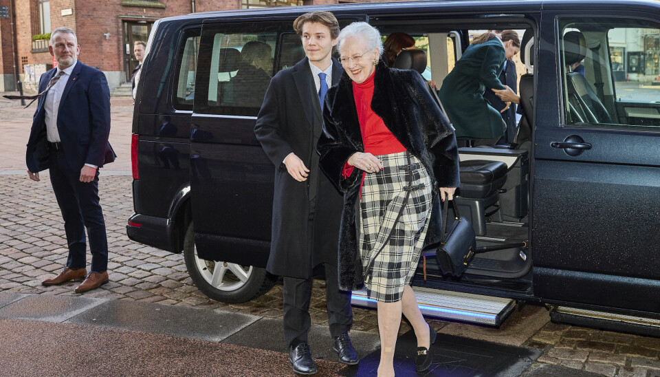 I stedet for stokken, der kan ses på bilens gulv, støttede dronningen sig til sit barnebarn.