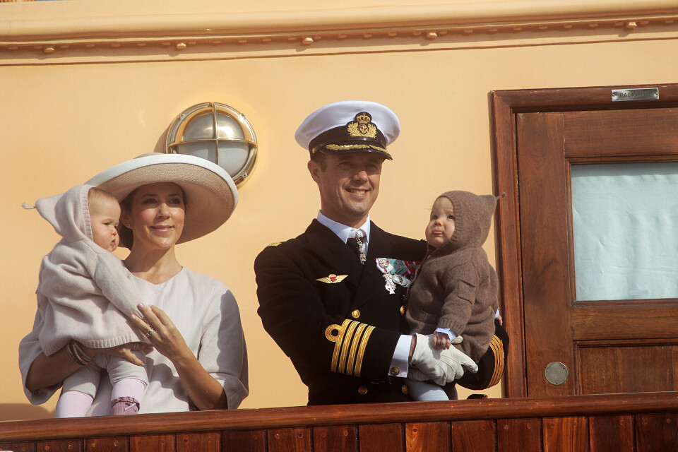 2011. kronprinsesse Mary og kronprins Frederik med tvillingerne Prins Vincent og prinsesse Josephine