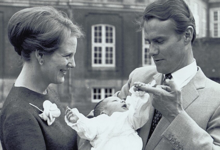Dronning Margrethe og prins Henrik præsenterer deres førstefødte kronprins Frederik i juli 1968