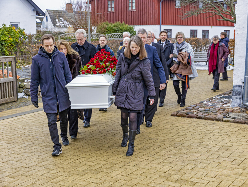 Kisten blev båret af sønnen Erik, Lene Dahl, Dot Wessman, Lenes bror, Bjarne, Henrik Krogsgaard og Bjarne Lisby.