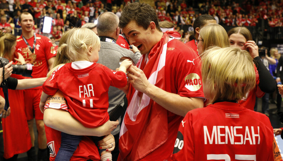 Rasmus Lauge blev mødt af familien, da Danmark vandt DM-guld i 2019.
