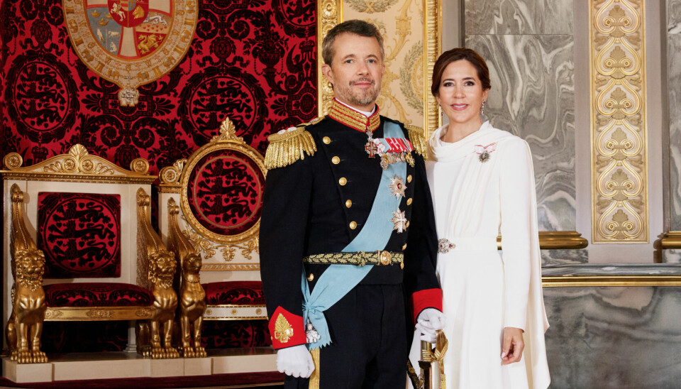 Kong Frederik og dronning Mary fotograferet i tronsalen på Christiansborg.