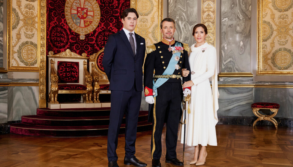 Kronprins Christian, kong Frederik og dronning Mary fotograferet i tronsalen på Christiansborg.