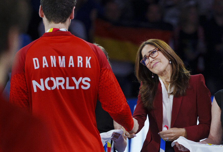 Dronning Mary overrakte sølvmedaljerne til det danske herrelandshold i håndbold.