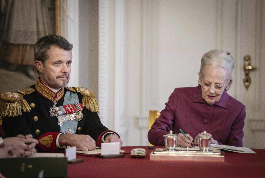 Dronning Margrethe underskriver søndag den 14. januar 2024 erklæringen om abdikation i Statsrådet på Christiansborg Slot.