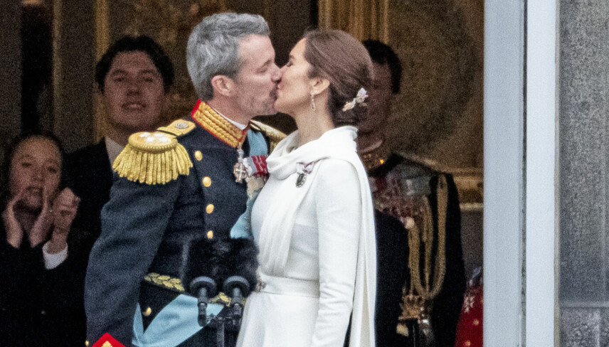 Sammen med kronprins Christian, prins Vincent og prinsesse Josephine, stod prins Joachim i tronsalen og så udråbelsen.