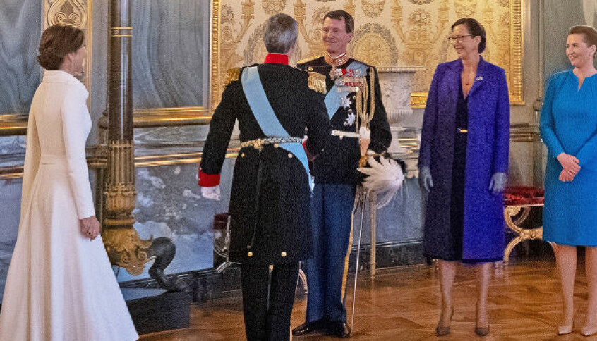 Efter statsrådet fik kong Frederik den første lykønskning af sin lillebror. Ved siden af Joachim stod dronning Marys storesøster, Jane Stephens, 58.
