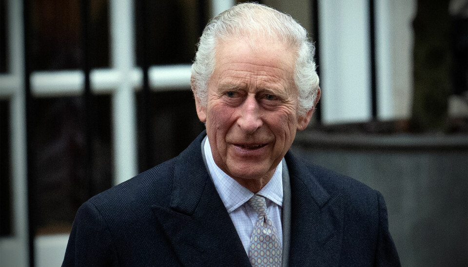 Kong Charles forlader The London Clinic efter en operation for forstørret prostata.