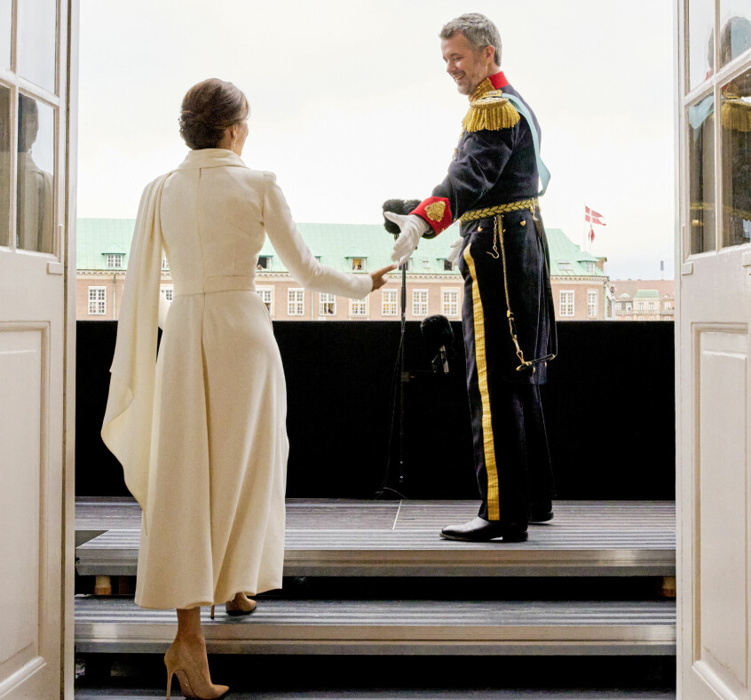 Kongen inviterede også dronning Mary ud på balkonen, hvor de med et kys fik folkemængden til at juble endnu højere.