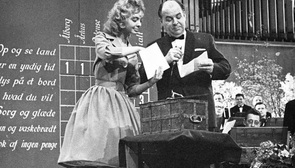 Volmer-Sørensen var konferencier på det store indsamlingsshow til fordel for Ungarn i 1957. Her åbner han kuverter sammen med Frøken Fortuna.