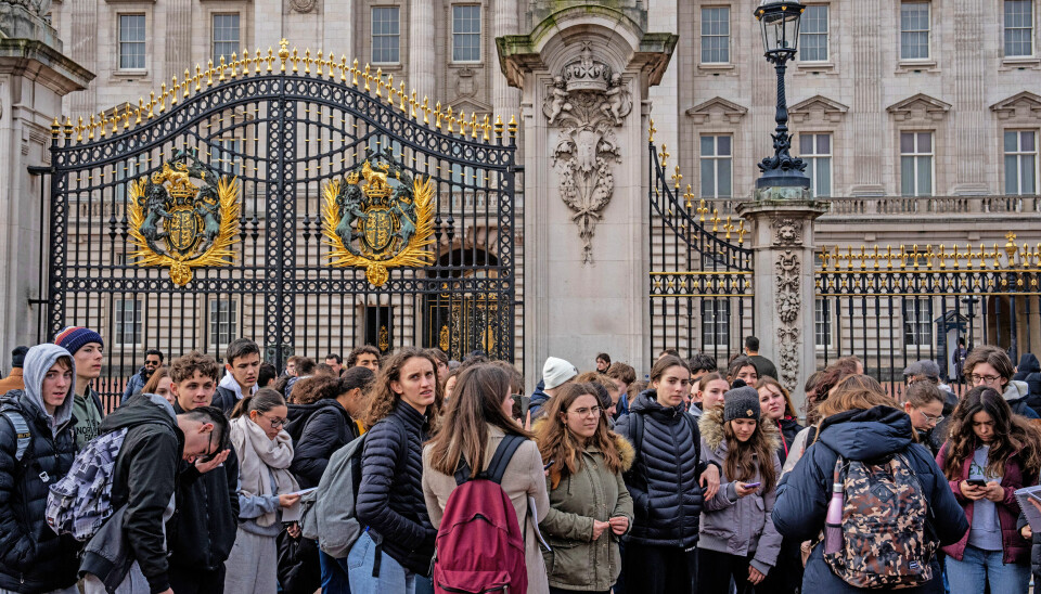 Folk er valfartet til Buckingham Palace for at vise sympati og medfølelse.
