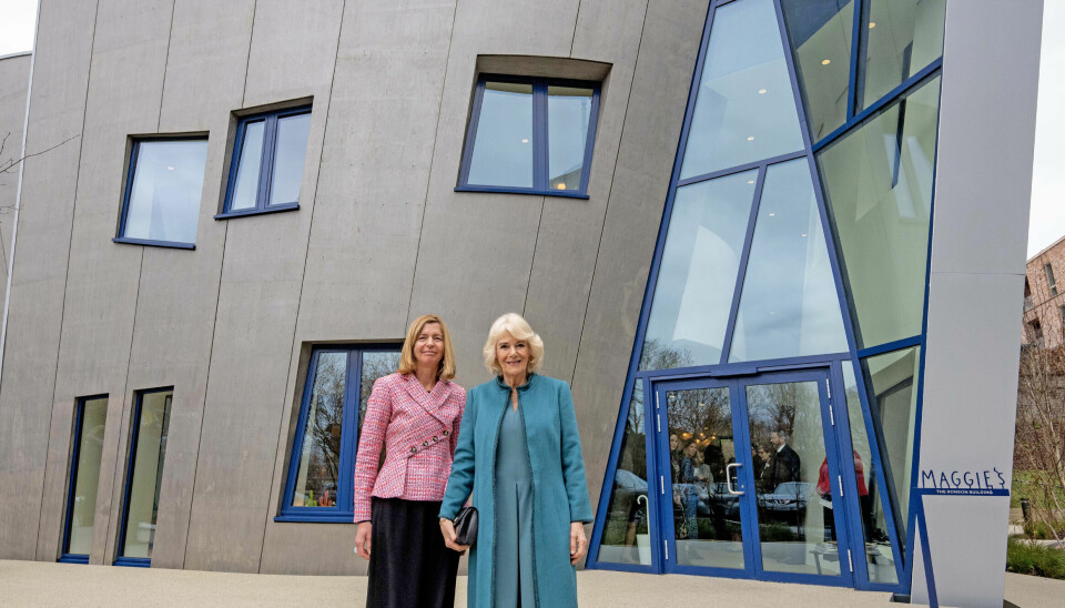 Dronningen sammen med Dame Laura Lee foran det nye cancer-støttecenter i London.