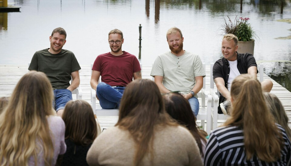 Fra venstre Anders Ingwersen, Tobias Ytting Kjærgaard, Rasmus Bruun og Benjamin Lassen Schmidt i den varme stol i 'Kærlighed hvor kragerne vender'.