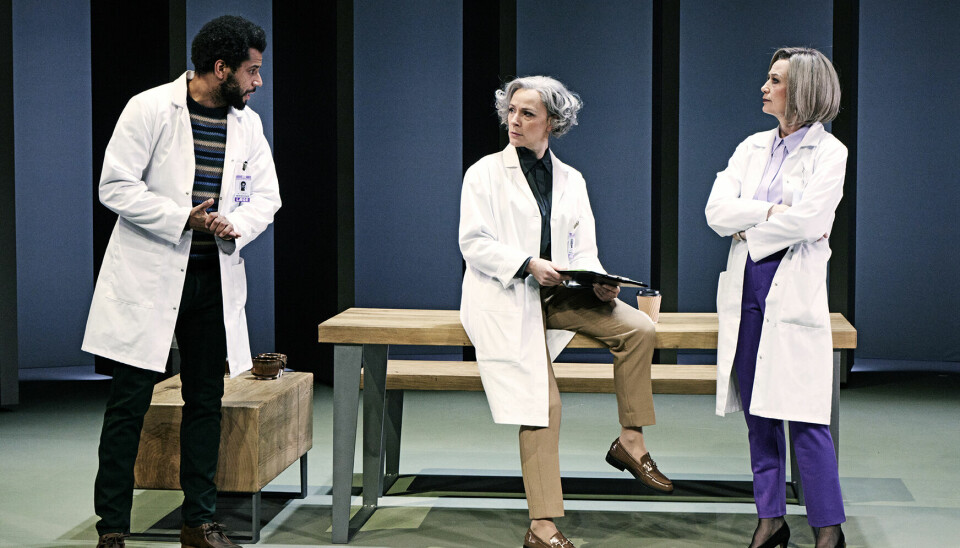 I 'Lægen' spiller Sarah Boberg den mandlige læge Roger Hardiman over for bl.a. Christopher Læssø og Iben Hjejle.