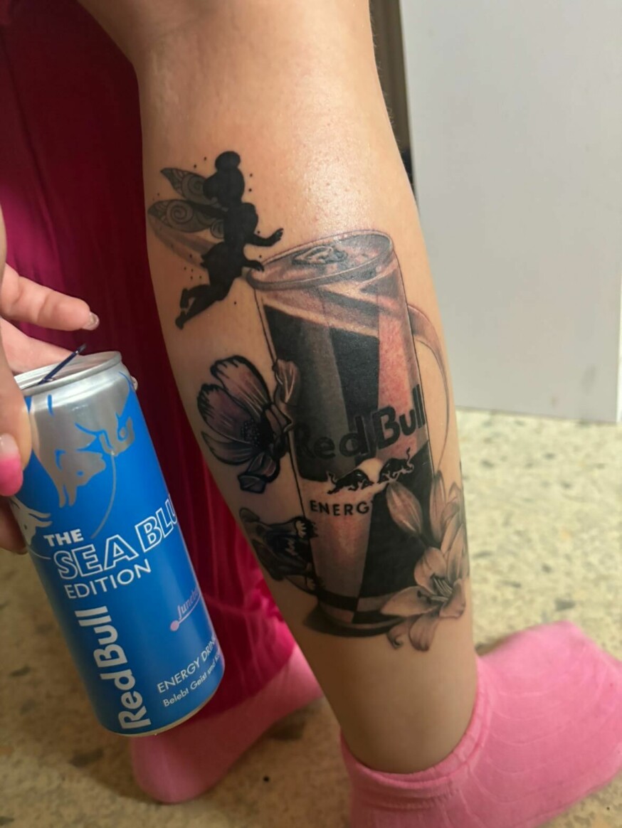 Kristins tatovering er større end en almindelig Red Bull-dåse.