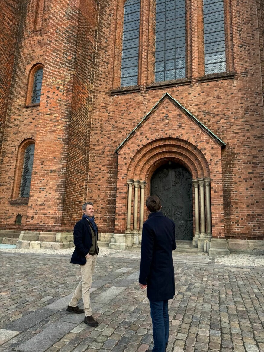 Kong Frederik foran Roskilde Domkirke.