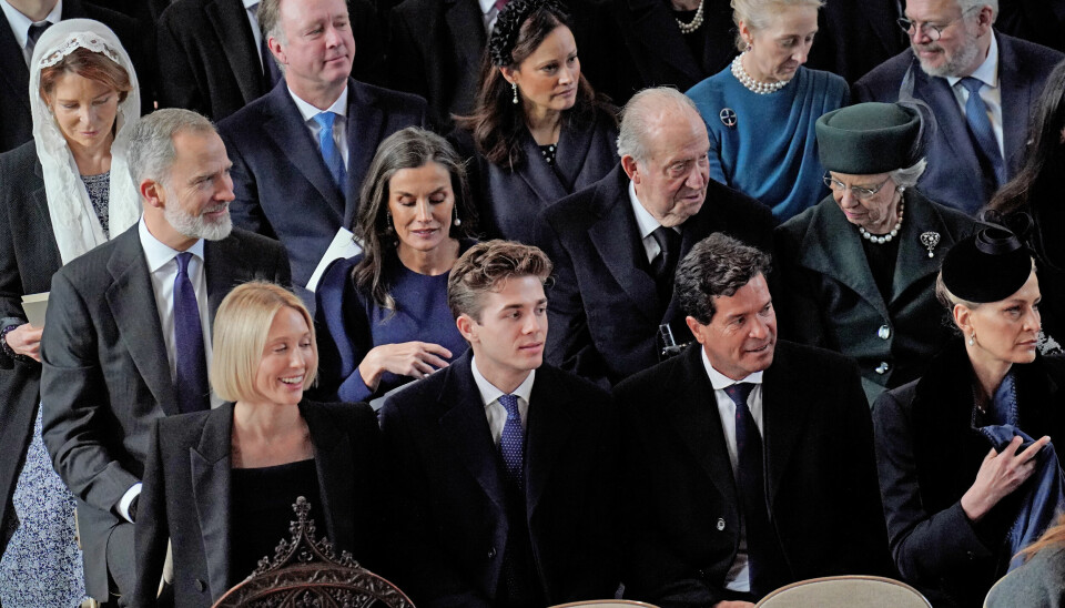 Mens den græske kongefamilie sad på de forreste rækker, var prinsesse Benedikte, 79, placeret sammen med den tidligere spanske konge, Juan Carlos, 86, og det spanske kongepar. På rækken bag dem sad hendes børn, prins Gustav, 55, og prinsesse Alexandra, 53, med deres ægtefæller, prinsesse Carina, 55, og grev Michael Ahlefeldt-Laurvig-Bille, 59, og helt yderst dronning Noor af Jordan, 72.