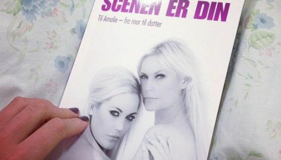 Sådan ser omslaget ud på bogen 'Scenen er din', som kommer i handlen den 7. maj. (Foto: Privat/Facebook)