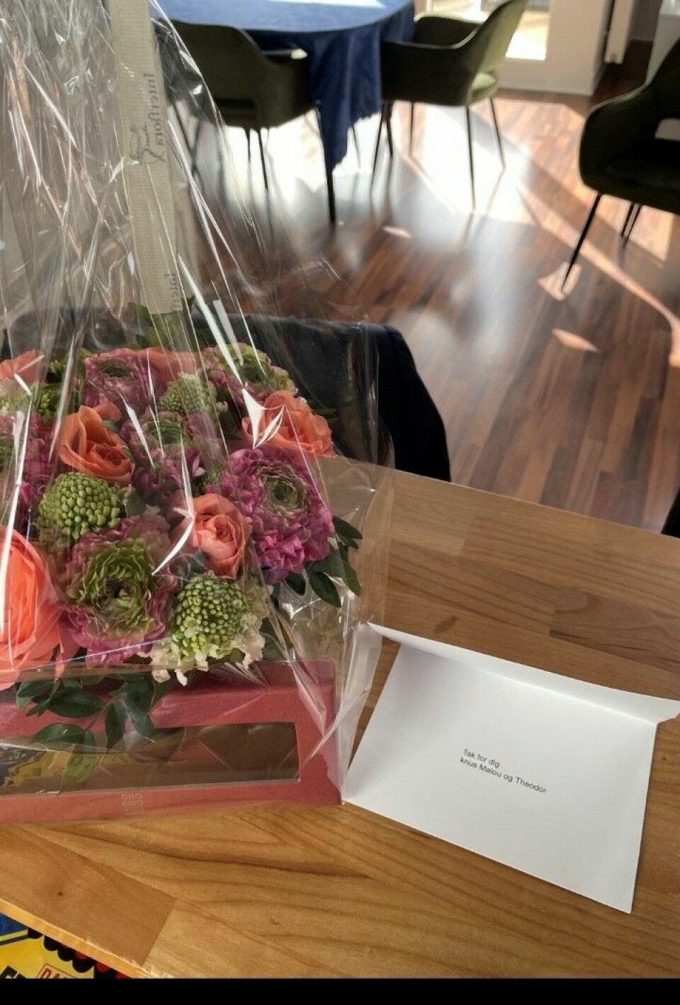Malou Petersen sendte en blomsterbuket til Martin i lørdags. I kortet står der 'Tak for dig'.