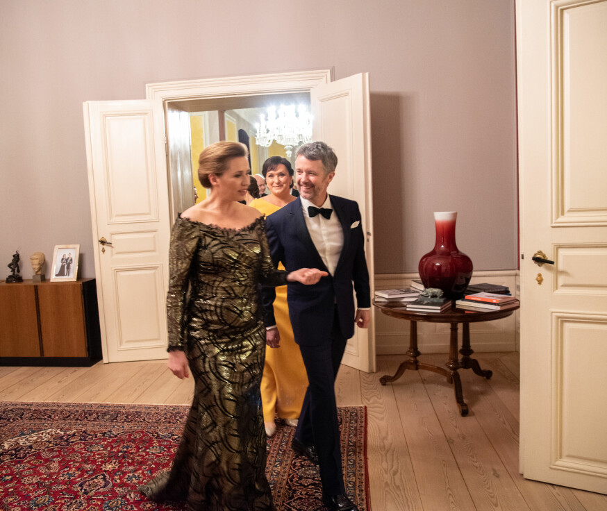 Kongen gik ind til middagen sammen med statsministeren som var i en kjole fra Jesper Høvring.