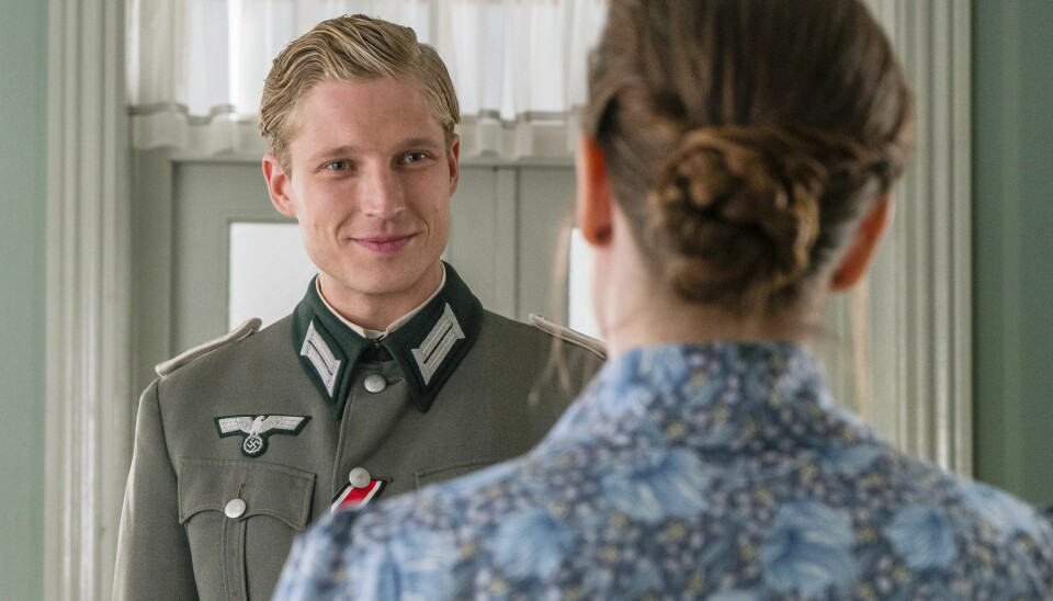 Der er ikke noget at sige til, at Amanda (Amalie Dollerup, red.) falder for den smilende, unge tyske soldat, selvom han er i naziuniform.