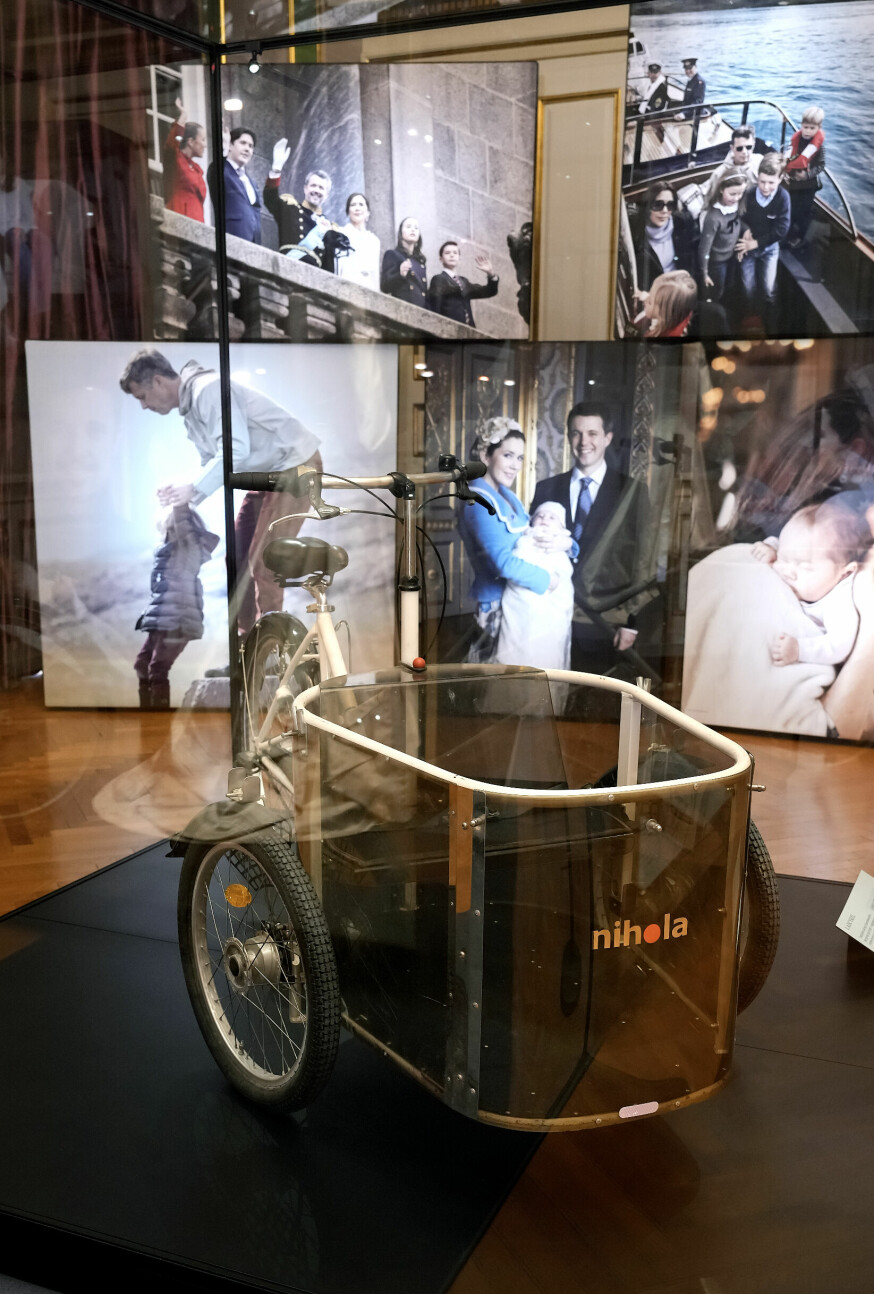 A Frederik 10. le gusta la vida cotidiana.  Por este motivo, en la exposición se incluye la bicicleta de carga de la familia real, que transportaba a príncipes y princesas desde y hacia el jardín de infancia.