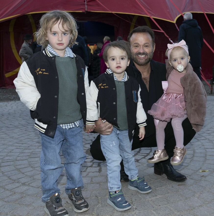 Dennis Knudsen med Lukas, Noah og Aura.