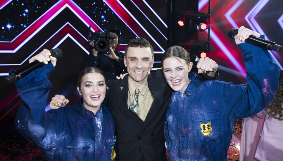Selma Stahr og Rosa Skovbjerg med deres dommer Simon Kvamm kort efter de vandt 'X Factor' 2023