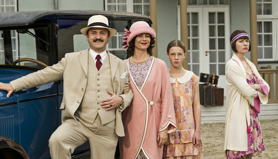 Georg Madsen (Lars Ranthe), Therese Madsen (Anne Louise Hassing), Vera (Alberte Blichfeldt) og Amanda (Amalie Dollerup) fra første sæson, der fik premiere d. 30. december 2014.