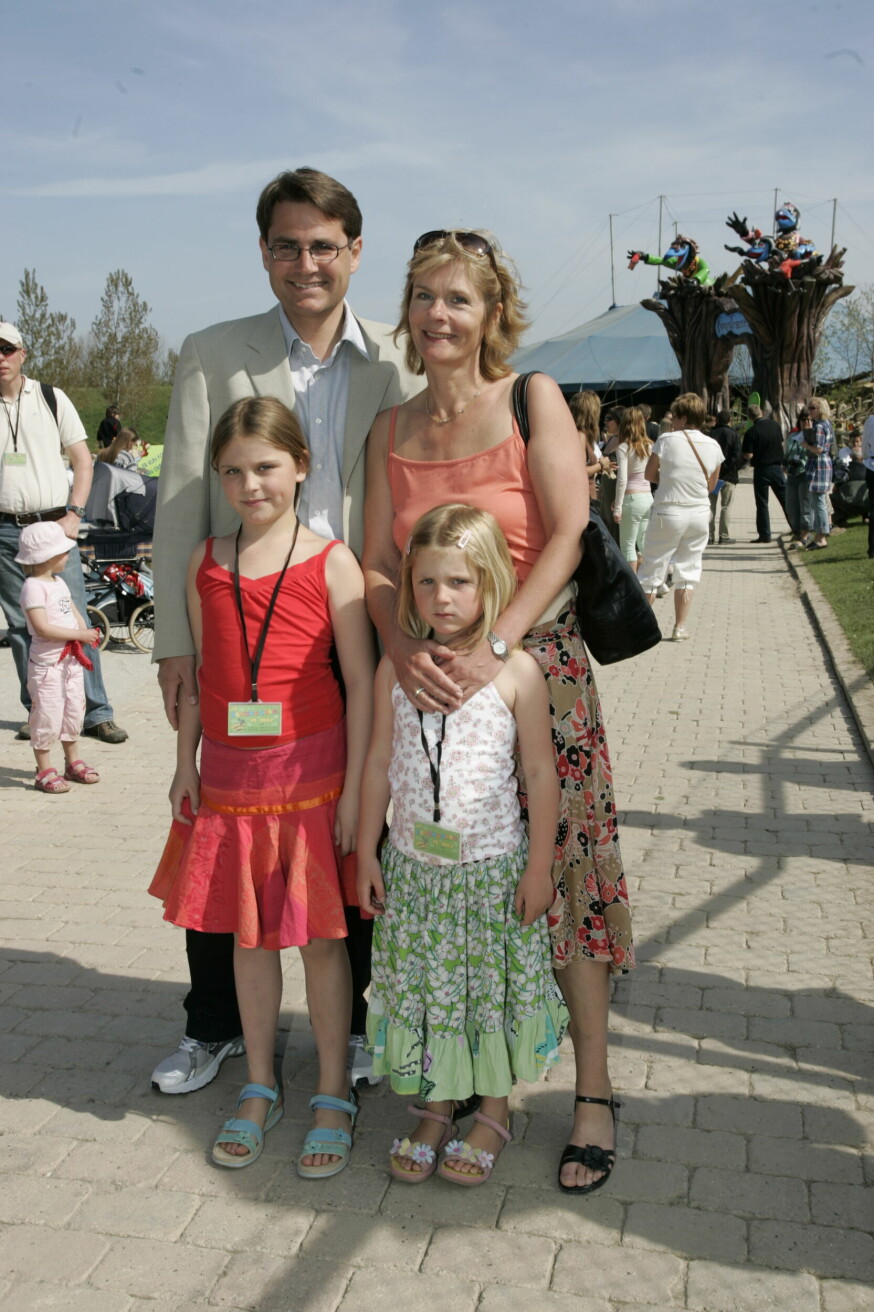 Brian og Eliane Mikkelsen med døtrene Kezia og Claire i 2006