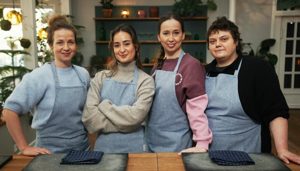 Ulla Vejby, Mia Helene Højgaard, Merete Mærkedahl og Ena Spottag i køkkenet.