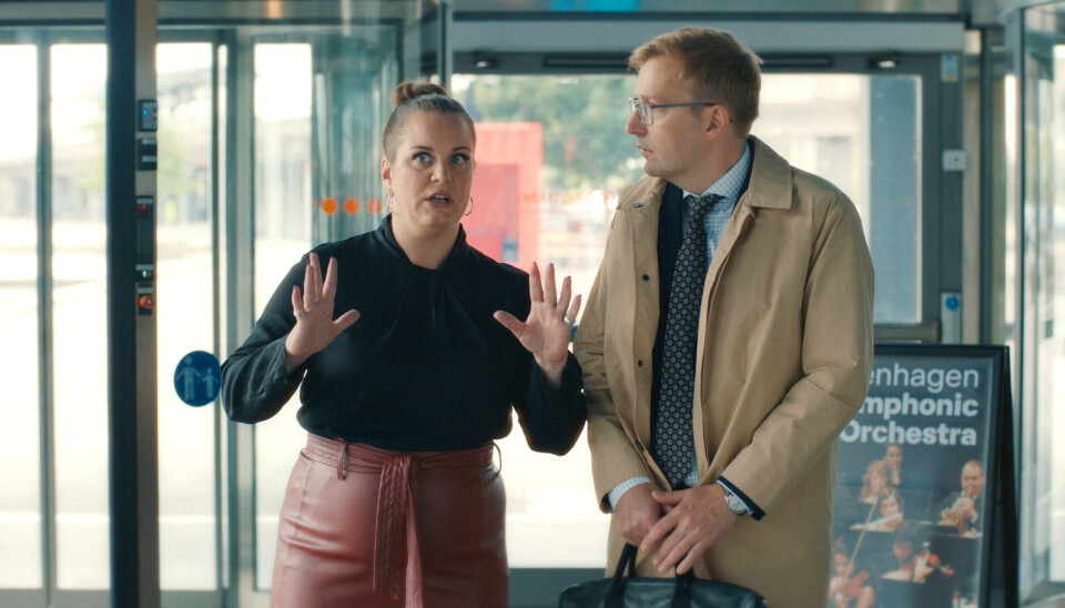 Lise i rollen som Gertrud, der i den nye sæson er blevet formand for bestyrelsen, og Jeppe (Rasmus Bruun) er derfor konstitueret som uofficiel chef – og efterladt med hendes drønende underskud.