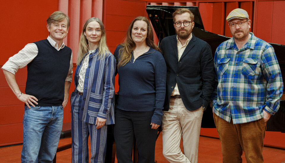 Lise sammen med Caspar Phillipson, 53, Neel Rønholt, 39, Rasmus Bruun, 41, og Frederik Cilius, 38, som hun spiller sammen med i 'Orkestret'.