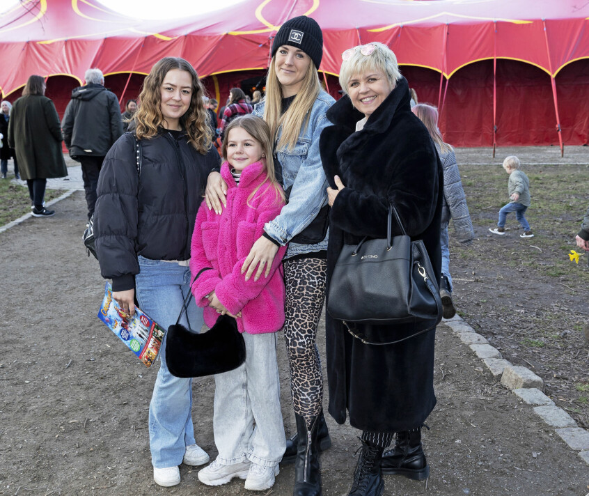Camilla har et meget tæt forhold til sin familie. Her ses hun med sin datter Andrea samt sin søster Julie og sin mor, den professionelle danser Soffie Dalsgaard.