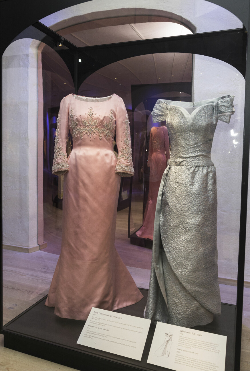 Den lyserøde kjole til venstre bar prinsessen ved dronning Elizabeths guldbryllup i 1997 og den sølvfarvede kjole til højre er fra prinsesse Benediktes eget sølvbryllup i 1993.