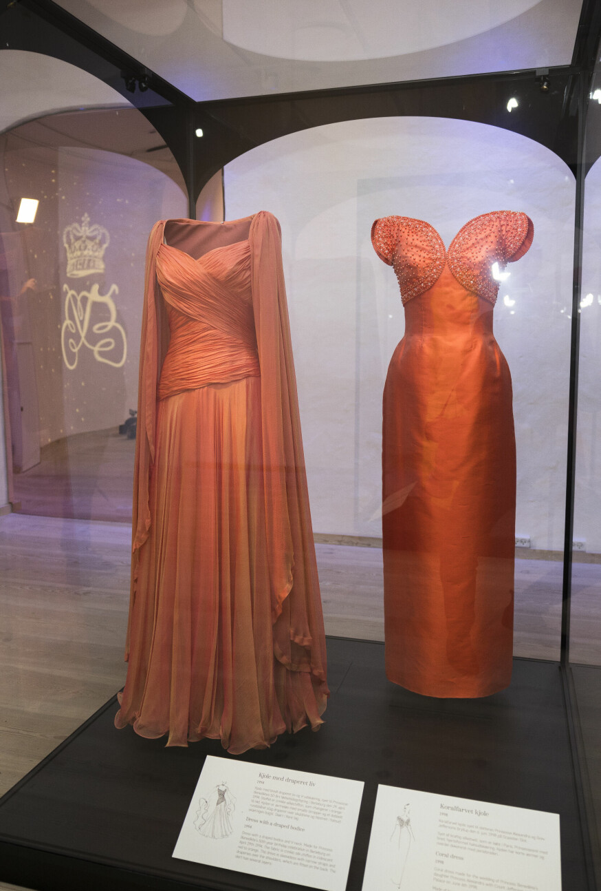 Den koralfarvet kjole til højre blev syet til prinsesse Benediktes ældste datter, prinsesse Alexandras bryllup i 1998.