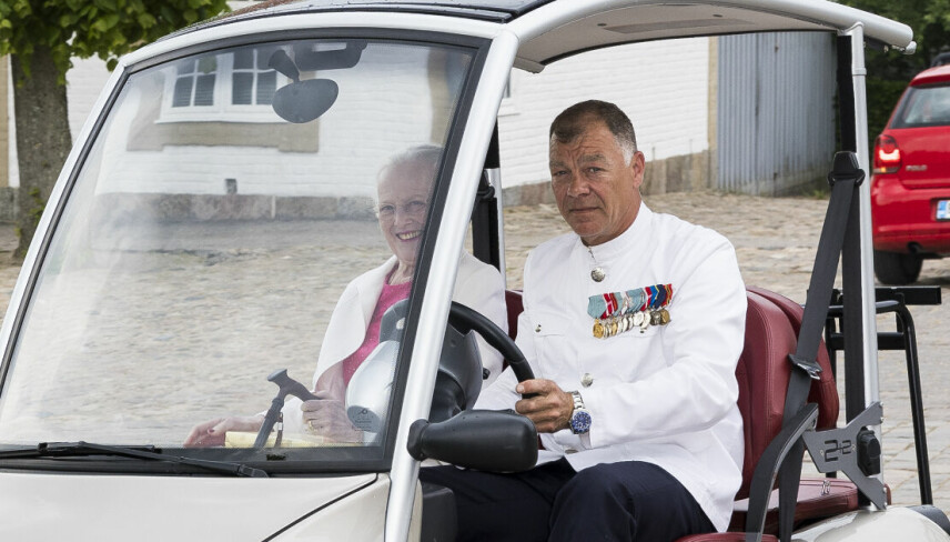 Dronning Margrethe havde en gave i fint guldpapir på skødet. da hun blev kørt til fødselsdagen i sin golfvogn, Krone 75.