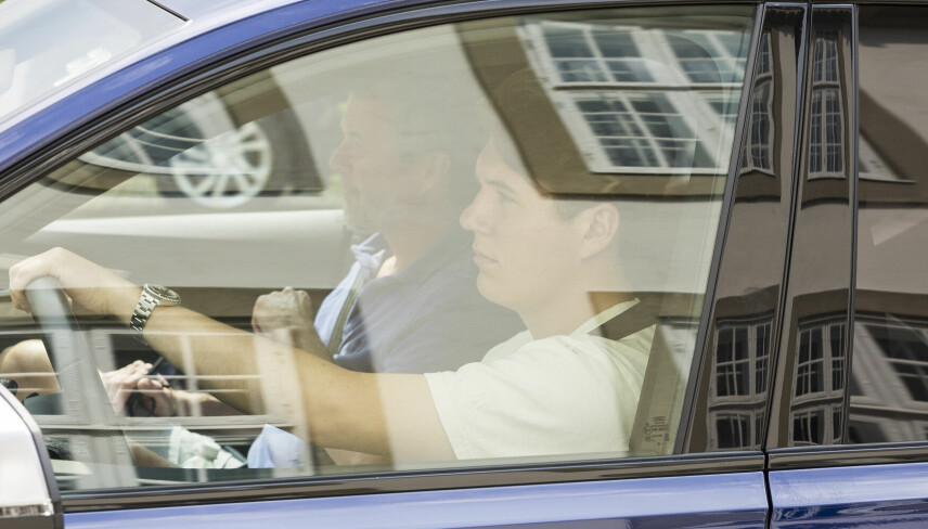 Kronprinsen sad bag rattet i sin kongens dieselslugende Audi SQ7, da far og søn vendte hjem fra Amalienborg.
